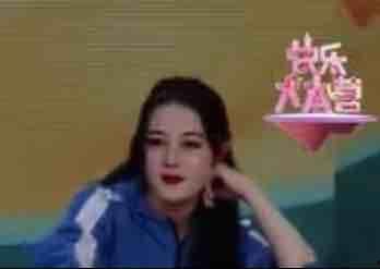 迪丽热巴吃瓜群众图片,萌态尽显