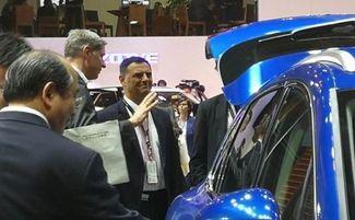 围在展台边上的吃瓜群众,吃瓜群众的热闹现场